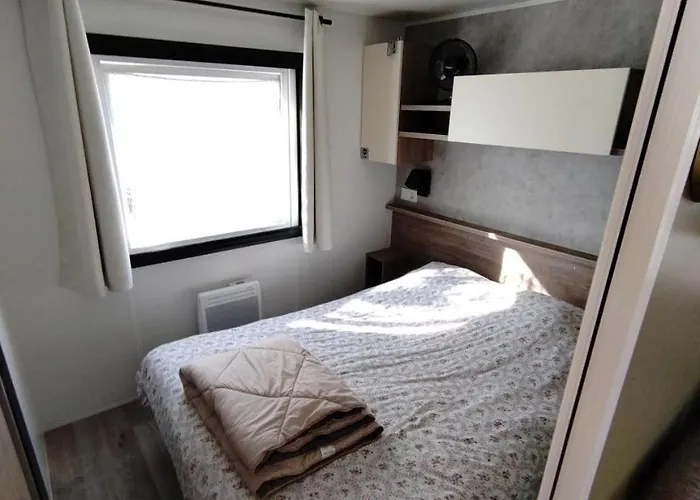 La 4 étoiles à Emplacement E05 3ch 1sdb 8 Personnes *